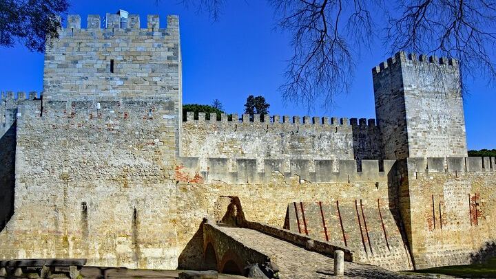 Alfama Up to the Castle in Three Hours, Told Through the Siege of 1147