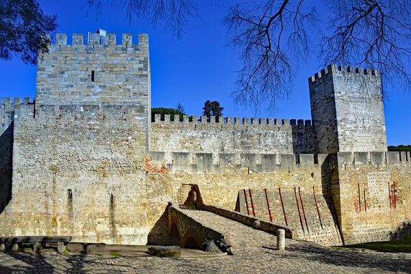 Alfama Up to the Castle in Three Hours, Told Through the Siege of 1147