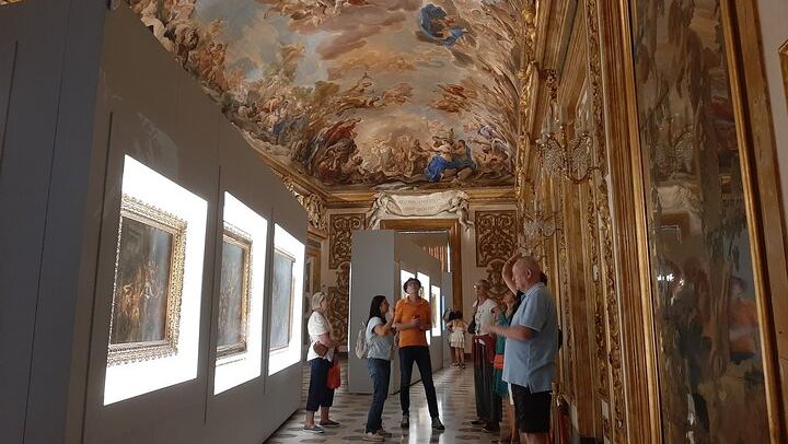 Three Hours on Two Buildings: the Palace Inside and the Chapels