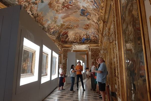 Three Hours on Two Buildings: the Palace Inside and the Chapels