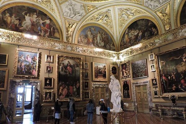 A Private Guide, the Palatina, and What Court Life Was Actually Like
