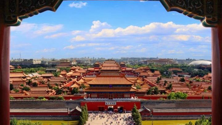 Eighteen Palaces in Four Hours, and You Make Your Own Way Back