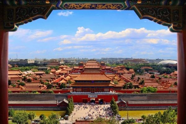 Eighteen Palaces in Four Hours, and You Make Your Own Way Back