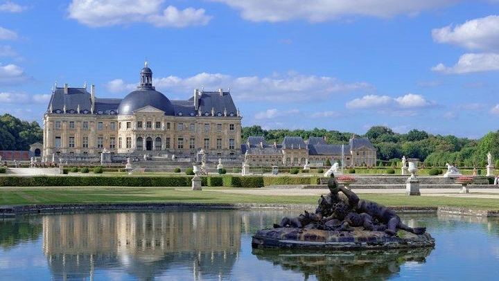 Vaux-le-Vicomte with a Bilingual Driver and Electric Car at Your Disposal