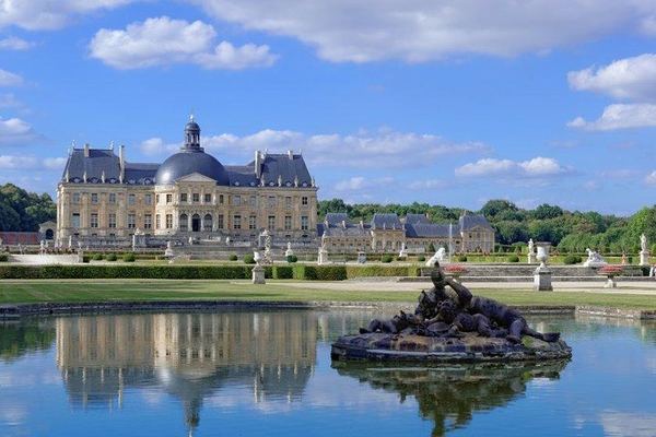 Vaux-le-Vicomte with a Bilingual Driver and Electric Car at Your Disposal
