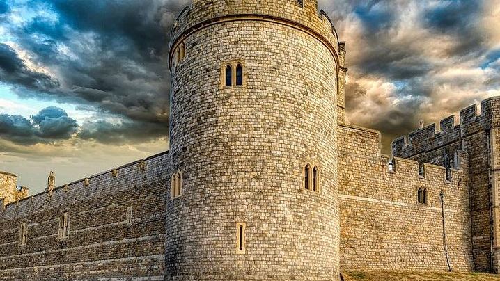 Private Driver-Guide to Stonehenge, Windsor and Bath, up to 8 People