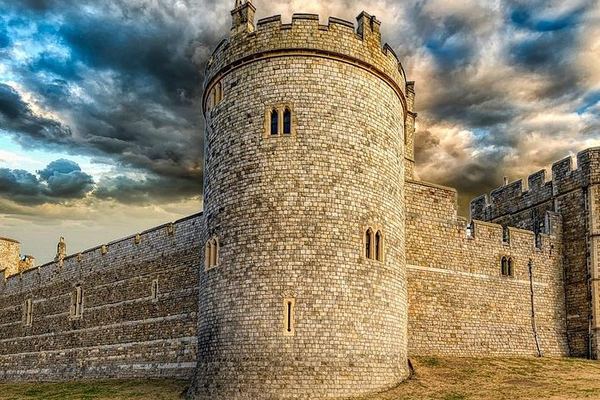 Private Driver-Guide to Stonehenge, Windsor and Bath, up to 8 People